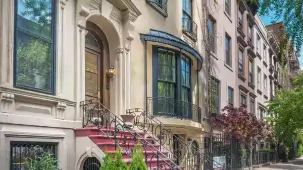 A row of Manhattan brownstones, each one a whole building rather than a unit in one